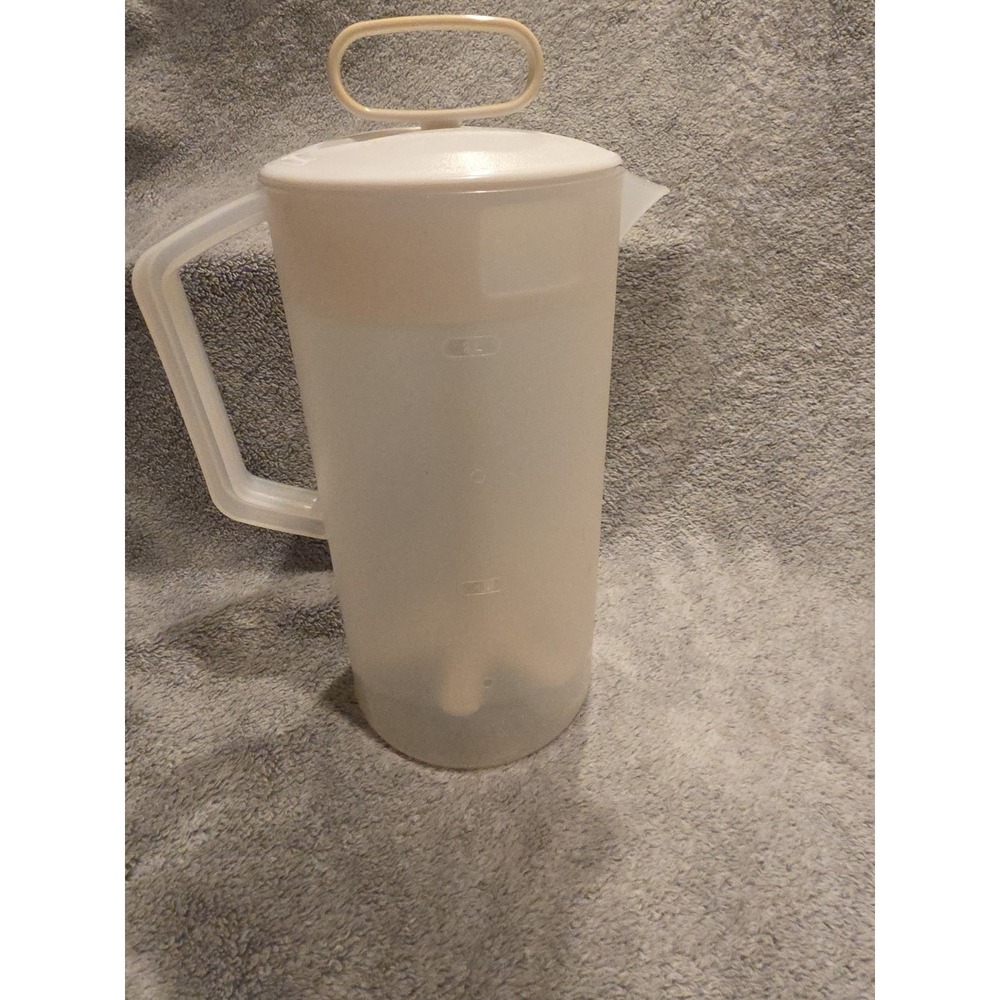 Vintage Rubbermaid Servin Saver- 2 QT Pitcher W/ Mixing Plunger Lid # 306D